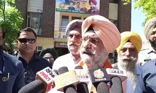 ಪಂಜಾಬ್ ನಲ್ಲಿ ಮಾಜಿ ರಾಯಭಾರಿ, ಬಿಜೆಪಿ ಅಭ್ಯರ್ಥಿ ತರಣ್ಜಿತ್ ಸಿಂಗ್ ಸಂಧು ವಿರುದ್ಧ ರೈತರ ಪ್ರತಿಭಟನೆ