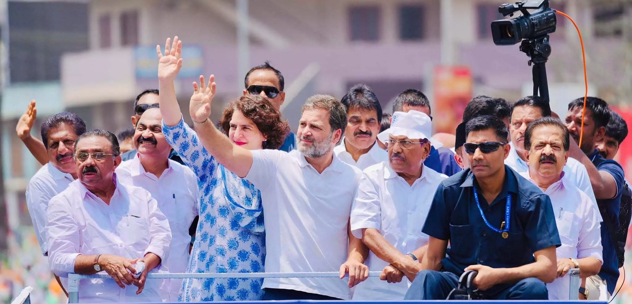 ಸಂಪತ್ತು ಮರುಹಂಚಿಕೆಗೆ ಸಮೀಕ್ಷೆ: ರಾಹುಲ್ ಘೋಷಣೆ ಸಂಪತ್ತು ಮರುಹಂಚಿಕೆಗೆ ಸಮೀಕ್ಷೆ: ರಾಹುಲ್ ಘೋಷಣೆ