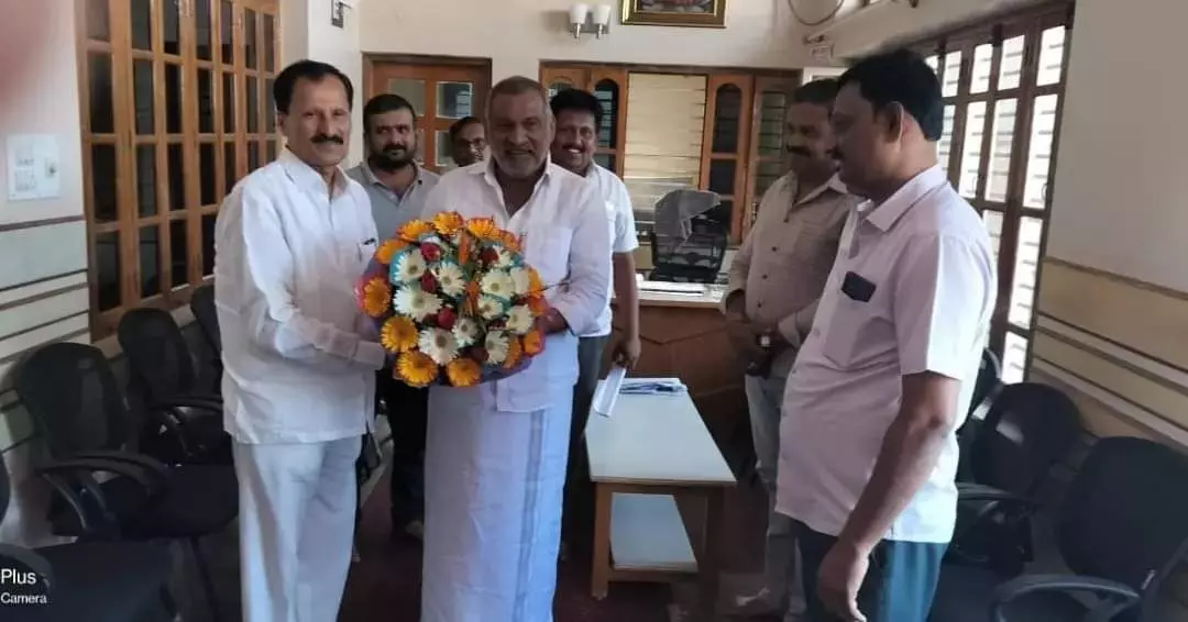 ಲೋಕಸಭೆ ಚುನಾವಣೆ | ಬಿಜೆಪಿ ಮುಖಂಡ ಮಾಧುಸ್ವಾಮಿ ಮನೆಗೆ ಕಾಂಗ್ರೆಸ್​ ಅಭ್ಯರ್ಥಿ ಮುದ್ದಹನುಮೇಗೌಡ ಭೇಟಿ