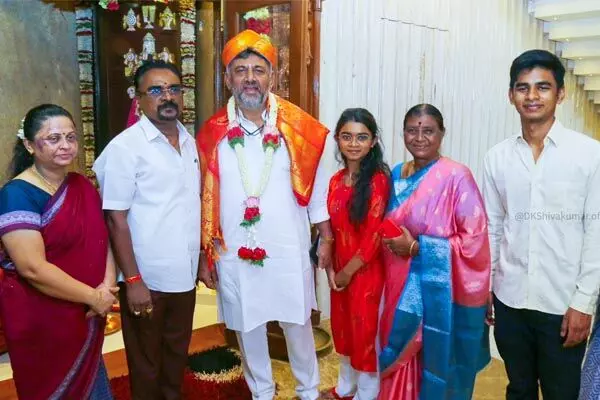 ಬಿಜೆಪಿ ಪರಿಷತ್ ಸದಸ್ಯ ಕೆ.ಪಿ.ನಂಜುಂಡಿ ನಿವಾಸಕ್ಕೆ ಡಿ.ಕೆ.ಶಿವಕುಮಾರ್ ಭೇಟಿ ಬಿಜೆಪಿ ಪರಿಷತ್ ಸದಸ್ಯ ಕೆ.ಪಿ.ನಂಜುಂಡಿ ನಿವಾಸಕ್ಕೆ ಡಿ.ಕೆ.ಶಿವಕುಮಾರ್ ಭೇಟಿ