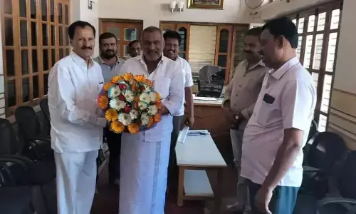 ಲೋಕಸಭೆ ಚುನಾವಣೆ | ಬಿಜೆಪಿ ಮುಖಂಡ ಮಾಧುಸ್ವಾಮಿ ಮನೆಗೆ ಕಾಂಗ್ರೆಸ್​ ಅಭ್ಯರ್ಥಿ ಮುದ್ದಹನುಮೇಗೌಡ ಭೇಟಿ