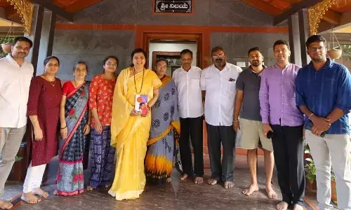 ಶಿರಸಿಯಲ್ಲಿ ಡಾ.ಅಂಜಲಿ ಸುತ್ತಾಟ; ಕಾಂಗ್ರೆಸ್ಸಿಗರ ಮನೆಗೆ ಭೇಟಿ