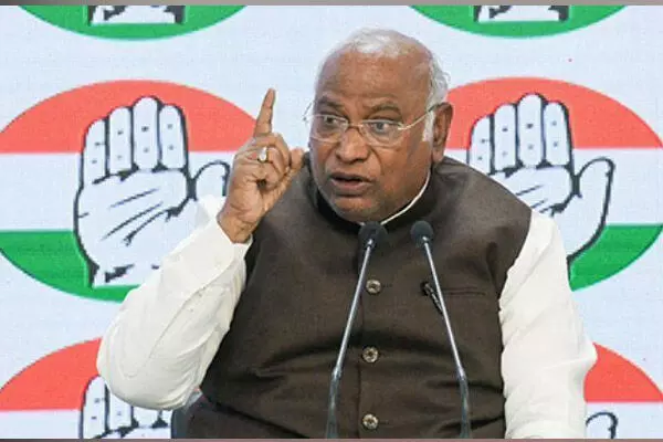 ಬಿಜೆಪಿಯ ‘ಸೈದ್ಧಾಂತಿಕ ಪೂರ್ವಜರು ’ಭಾರತೀಯರ ವಿರುದ್ಧ ಬ್ರಿಟಿಷರು ಮತ್ತು ಮುಸ್ಲಿಮ್ ಲೀಗ್‌ನ್ನು ಬೆಂಬಲಿಸಿದ್ದರು : ಖರ್ಗೆ