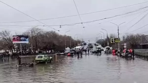 ರಶ್ಯದ ಯುರಾಲ್ಸ್‍ನಲ್ಲಿ ಭಾರೀ ಪ್ರವಾಹ | ಸಾವಿರಾರು ಜನರ ಸ್ಥಳಾಂತರ