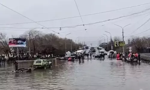 ರಶ್ಯದ ಯುರಾಲ್ಸ್‍ನಲ್ಲಿ ಭಾರೀ ಪ್ರವಾಹ | ಸಾವಿರಾರು ಜನರ ಸ್ಥಳಾಂತರ