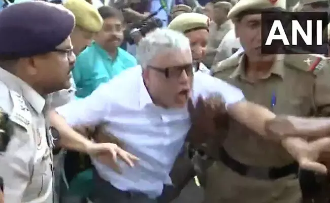 ಪ್ರತಿಭಟನಾ ನಿರತ ಟಿಎಂಸಿ ಸಂಸದರನ್ನು ಚುನಾವಣಾ ಆಯೋಗದ ಎದುರಲ್ಲೇ ಬಂಧಿಸಿದ ಪೊಲೀಸರು