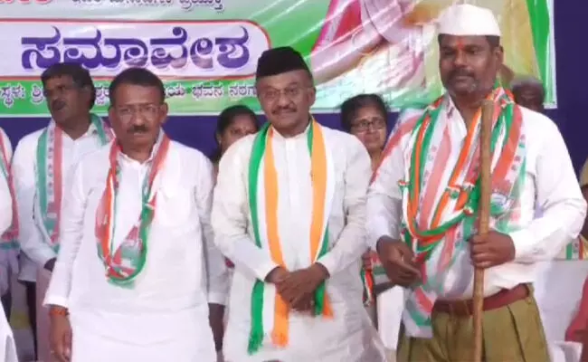 ಬಾಗಲಕೋಟೆ: ಗಣ ವೇಷ ಹಾಕಿಕೊಂಡು ಕಾಂಗ್ರೆಸ್ ಸೇರಿದ ಆರೆಸ್ಸೆಸ್ ಕಾರ್ಯಕರ್ತ