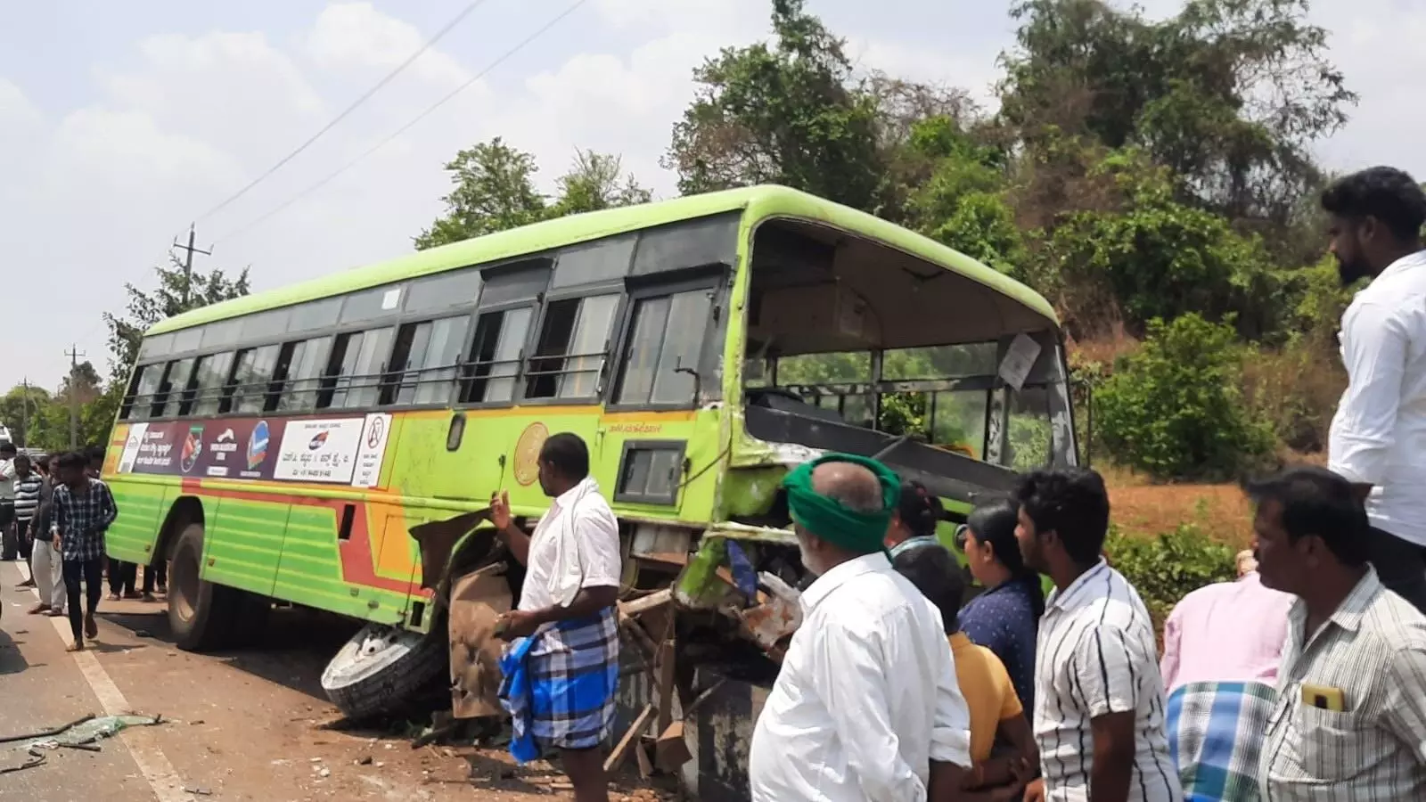 ದಾವಣಗೆರೆ | ಓಮ್ನಿ- ಕೆಎಸ್ಸಾರ್ಟಿಸಿ ಬಸ್ ಮಧ್ಯೆ ಅಪಘಾತ: ಮೂವರು ಸ್ಥಳದಲ್ಲೇ ಮೃತ್ಯು ದಾವಣಗೆರೆ | ಓಮ್ನಿ- ಕೆಎಸ್ಸಾರ್ಟಿಸಿ ಬಸ್ ಮಧ್ಯೆ ಅಪಘಾತ: ಮೂವರು ಸ್ಥಳದಲ್ಲೇ ಮೃತ್ಯು