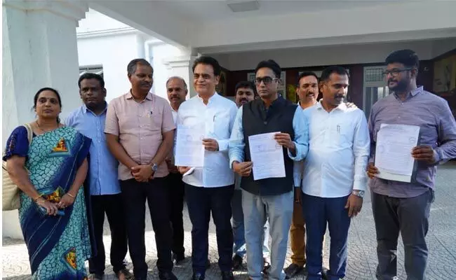 ಕಾಂಗ್ರೆಸ್ ʼಗ್ಯಾರಂಟಿʼ ಕಾರ್ಡ್ ಹಂಚದಂತೆ ಸೂಚಿಸಿ ; ಚುನಾವಣಾ ಆಯೋಗಕ್ಕೆ ಬಿಜೆಪಿ ಮನವಿ