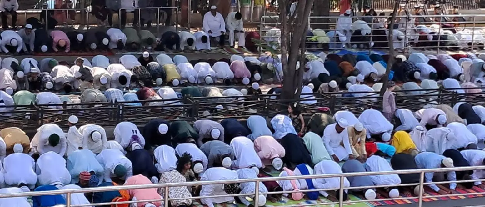 ಶಿವಮೊಗ್ಗದಲ್ಲಿ ಮುಸ್ಲಿಮರಿಂದ ಸಂಭ್ರಮ, ಸಡಗರದ ಈದುಲ್ ಫಿತರ್ ಆಚರಣೆ ಶಿವಮೊಗ್ಗದಲ್ಲಿ ಮುಸ್ಲಿಮರಿಂದ ಸಂಭ್ರಮ, ಸಡಗರದ ಈದುಲ್ ಫಿತರ್ ಆಚರಣೆ