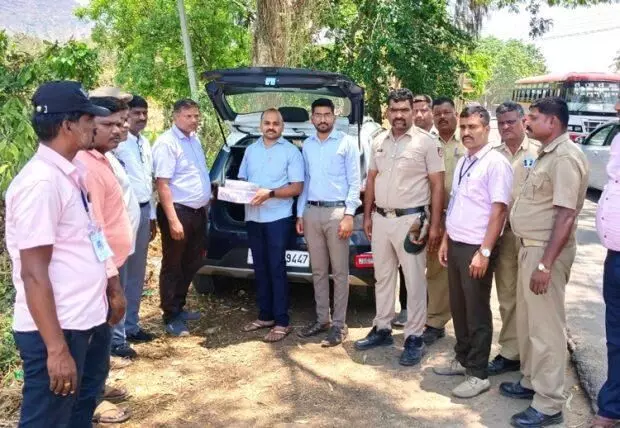 ಚಾಮರಾಜನಗರ: ದಾಖಲೆ ಇಲ್ಲದೆ ಸಾಗಿಸುತ್ತಿದ್ದ ಕೋಟ್ಯಂತರ ರೂ. ಮೌಲ್ಯದ ಚಿನ್ನಾಭರಣ ವಶ ಚಾಮರಾಜನಗರ: ದಾಖಲೆ ಇಲ್ಲದೆ ಸಾಗಿಸುತ್ತಿದ್ದ ಕೋಟ್ಯಂತರ ರೂ. ಮೌಲ್ಯದ ಚಿನ್ನಾಭರಣ ವಶ