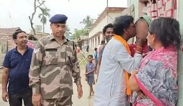 ಚುನಾವಣಾ ಪ್ರಚಾರದ ಸಂದರ್ಭದಲ್ಲಿ ಮಹಿಳೆಗೆ ಚುಂಬಿಸಿ ವಿವಾದ ಸೃಷ್ಟಿಸಿದ ಬಿಜೆಪಿ ಅಭ್ಯರ್ಥಿ; ಇದೇನಾ ʼನಾರಿ ಸಮ್ಮಾನ್ʼ ಎಂದು ಪ್ರಶ್ನಿಸಿದ ಟಿಎಂಸಿ