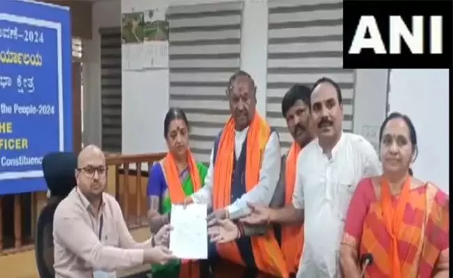 ಲೋಕಸಭಾ ಚುನಾವಣೆ | ಶಿವಮೊಗ್ಗದಿಂದ ಸ್ವತಂತ್ರ ಅಭ್ಯರ್ಥಿಯಾಗಿ ನಾಮಪತ್ರ ಸಲ್ಲಿಸಿದ ಕೆ.ಎಸ್ ಈಶ್ವರಪ್ಪ ಲೋಕಸಭಾ ಚುನಾವಣೆ | ಶಿವಮೊಗ್ಗದಿಂದ ಸ್ವತಂತ್ರ ಅಭ್ಯರ್ಥಿಯಾಗಿ ನಾಮಪತ್ರ ಸಲ್ಲಿಸಿದ ಕೆ.ಎಸ್ ಈಶ್ವರಪ್ಪ