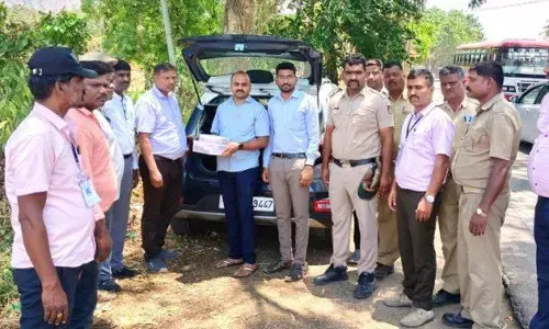 ಚಾಮರಾಜನಗರ: ದಾಖಲೆ ಇಲ್ಲದೆ ಸಾಗಿಸುತ್ತಿದ್ದ ಕೋಟ್ಯಂತರ ರೂ. ಮೌಲ್ಯದ ಚಿನ್ನಾಭರಣ ವಶ