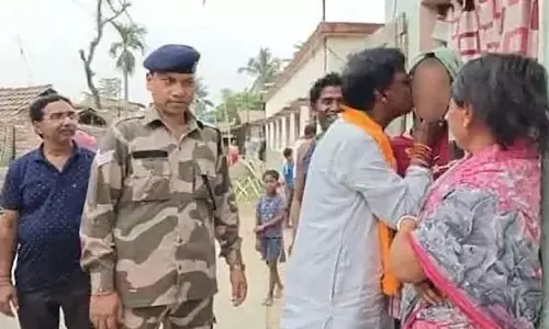 ಚುನಾವಣಾ ಪ್ರಚಾರದ ಸಂದರ್ಭದಲ್ಲಿ ಮಹಿಳೆಗೆ ಚುಂಬಿಸಿ ವಿವಾದ ಸೃಷ್ಟಿಸಿದ ಬಿಜೆಪಿ ಅಭ್ಯರ್ಥಿ; ಇದೇನಾ ʼನಾರಿ ಸಮ್ಮಾನ್ʼ ಎಂದು ಪ್ರಶ್ನಿಸಿದ ಟಿಎಂಸಿ