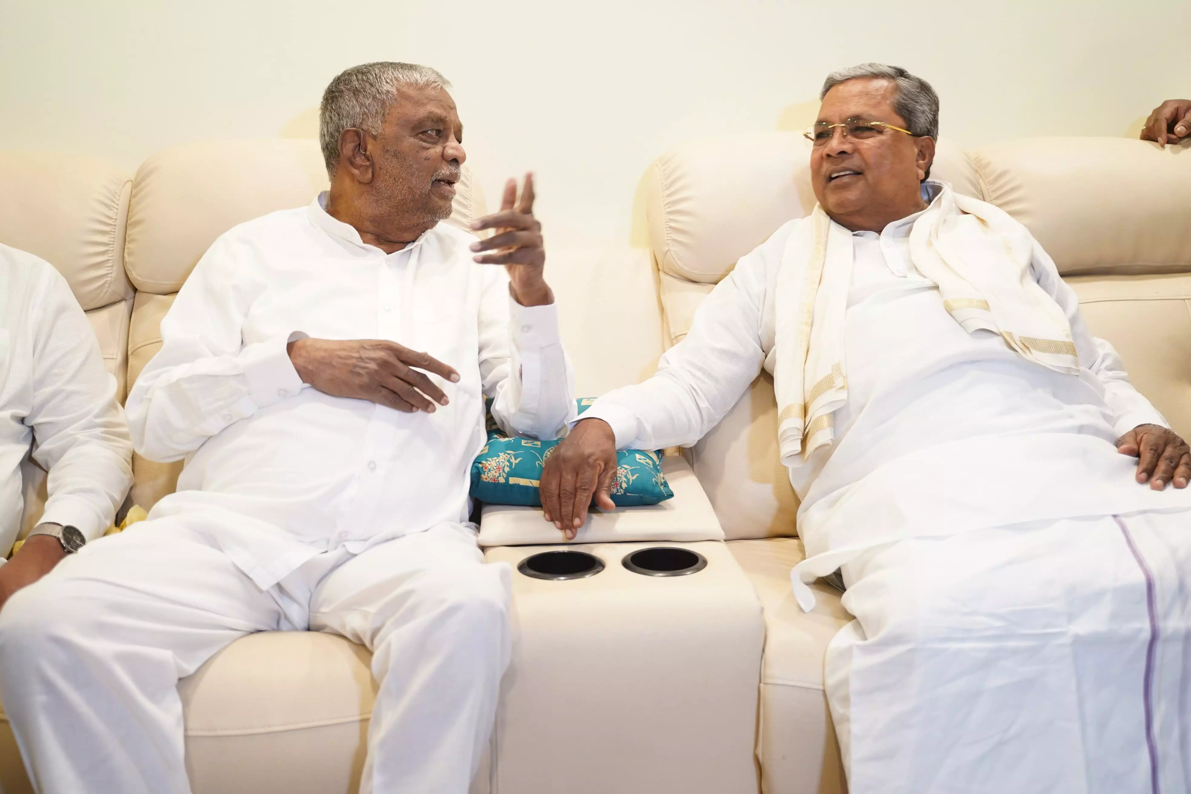 ಮೈಸೂರು: ಶ್ರೀನಿವಾಸ್ ಪ್ರಸಾದ್ ರ ಮನೆಗೆ ಭೇಟಿ ನೀಡಿ ಮಾತುಕತೆ ನಡೆಸಿದ ಸಿದ್ದರಾಮಯ್ಯ