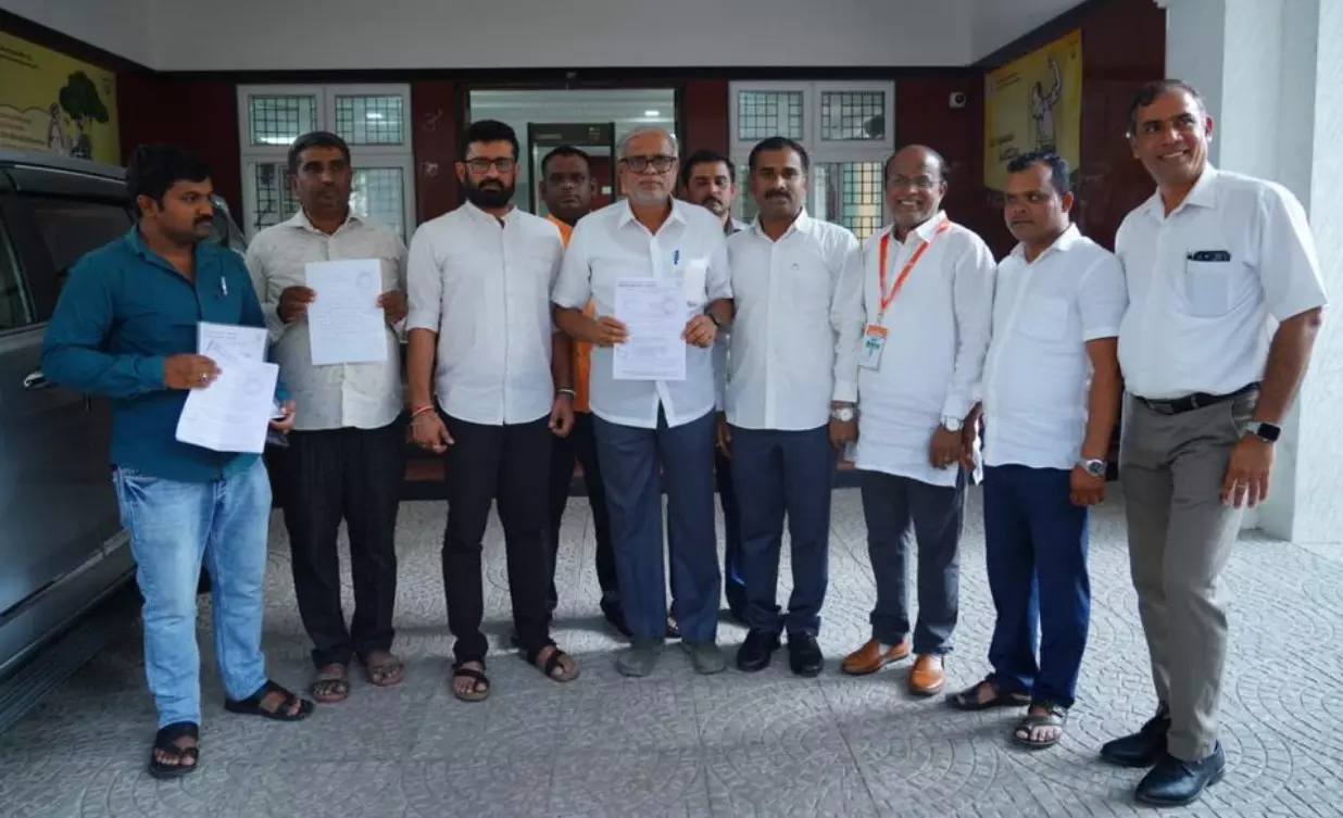 ನೀತಿ ಸಂಹಿತೆ ಉಲ್ಲಂಘನೆ ಆರೋಪ | ಸಿಎಂ ಸಿದ್ದರಾಮಯ್ಯ ವಿರುದ್ಧ ಬಿಜೆಪಿಯಿಂದ ಚುನಾವಣಾ ಆಯೋಗಕ್ಕೆ ದೂರು ನೀತಿ ಸಂಹಿತೆ ಉಲ್ಲಂಘನೆ ಆರೋಪ | ಸಿಎಂ ಸಿದ್ದರಾಮಯ್ಯ ವಿರುದ್ಧ ಬಿಜೆಪಿಯಿಂದ ಚುನಾವಣಾ ಆಯೋಗಕ್ಕೆ ದೂರು