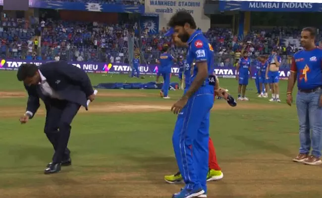 ಆರ್ಸಿಬಿ-ಮುಂಬೈ ಇಂಡಿಯನ್ಸ್ ಪಂದ್ಯದ ಟಾಸ್ನಲ್ಲಿ ಫಿಕ್ಸಿಂಗ್? ಆರ್ಸಿಬಿ-ಮುಂಬೈ ಇಂಡಿಯನ್ಸ್ ಪಂದ್ಯದ ಟಾಸ್ನಲ್ಲಿ ಫಿಕ್ಸಿಂಗ್?