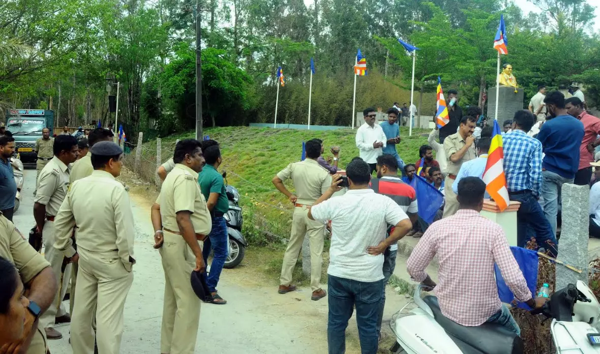 ಚಿಕ್ಕಮಗಳೂರು | ಬುದ್ಧ, ಅಂಬೇಡ್ಕರ್ ಪುತ್ಥಳಿ ತೆರವಿಗೆ ಮುಂದಾದ ಜಿಲ್ಲಾಡಳಿತ ; ದಲಿತ, ಪ್ರಗತಿಪರ ಸಂಘಟನೆಗಳ ಮುಖಂಡರಿಂದ ಪ್ರತಿಭಟನೆ