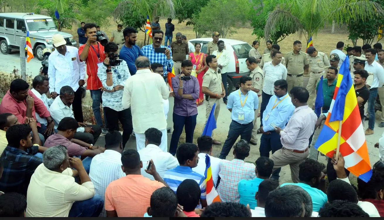 ಚಿಕ್ಕಮಗಳೂರು | ಬುದ್ಧ, ಅಂಬೇಡ್ಕರ್ ಪುತ್ಥಳಿ ತೆರವಿಗೆ ಮುಂದಾದ ಜಿಲ್ಲಾಡಳಿತ ; ದಲಿತ, ಪ್ರಗತಿಪರ ಸಂಘಟನೆಗಳ ಮುಖಂಡರಿಂದ ಪ್ರತಿಭಟನೆ