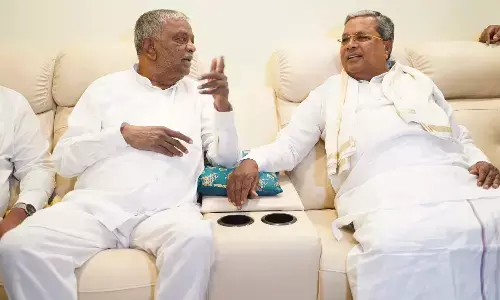 ಮೈಸೂರು: ಶ್ರೀನಿವಾಸ್ ಪ್ರಸಾದ್ ರ ಮನೆಗೆ ಭೇಟಿ ನೀಡಿ ಮಾತುಕತೆ ನಡೆಸಿದ ಸಿದ್ದರಾಮಯ್ಯ