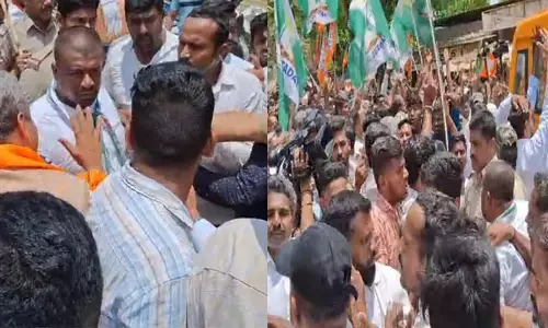 ತುಮಕೂರು | ಬಿಜೆಪಿ ಅಭ್ಯರ್ಥಿ ವಿ‌.ಸೋಮಣ್ಣ ಪರ ರೋಡ್ ಶೋ ವೇಳೆ ಜೆಡಿಎಸ್ ಮುಖಂಡರ ನಡುವೆ ಗಲಾಟೆ