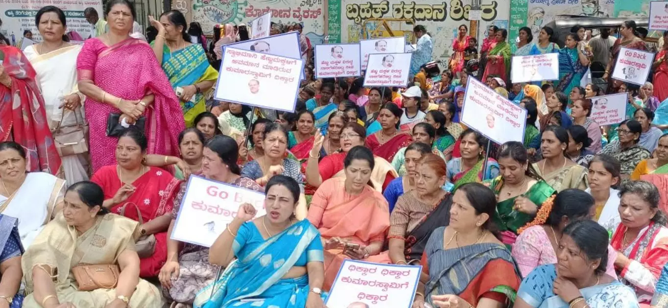 ಎಚ್.ಡಿ.ಕುಮಾರಸ್ವಾಮಿ ಹೇಳಿಕೆ ಖಂಡಿಸಿ ಮಂಡ್ಯದಲ್ಲಿ ಪ್ರತಿಭಟನೆ ಎಚ್.ಡಿ.ಕುಮಾರಸ್ವಾಮಿ ಹೇಳಿಕೆ ಖಂಡಿಸಿ ಮಂಡ್ಯದಲ್ಲಿ ಪ್ರತಿಭಟನೆ