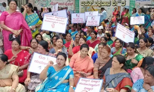 ಎಚ್.ಡಿ.ಕುಮಾರಸ್ವಾಮಿ ಹೇಳಿಕೆ ಖಂಡಿಸಿ ಮಂಡ್ಯದಲ್ಲಿ ಪ್ರತಿಭಟನೆ