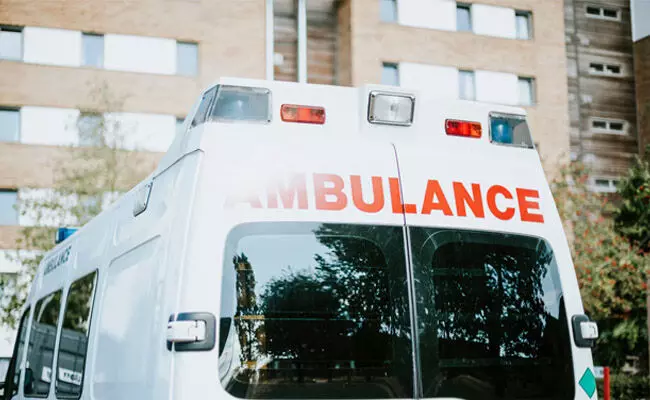 ದೇವಸ್ಥಾನದ ಪ್ರಸಾದ ಸೇವಿಸಿ ಒಬ್ಬ ಮೃತ್ಯು, 80 ಮಂದಿ ಅಸ್ವಸ್ಥ ದೇವಸ್ಥಾನದ ಪ್ರಸಾದ ಸೇವಿಸಿ ಒಬ್ಬ ಮೃತ್ಯು, 80 ಮಂದಿ ಅಸ್ವಸ್ಥ