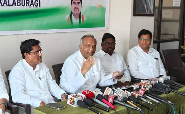 ಬಿಜೆಪಿ ಪ್ರಣಾಳಿಕೆ ಮೋದಿ ಫೋಟೊ ಅಲ್ಬಂನಂತಿದೆ, ಯಾವುದೇ ಸ್ಪಷ್ಟತೆ ಇಲ್ಲ: ಸಚಿವ ಪ್ರಿಯಾಂಕ್ ಖರ್ಗೆ ಬಿಜೆಪಿ ಪ್ರಣಾಳಿಕೆ ಮೋದಿ ಫೋಟೊ ಅಲ್ಬಂನಂತಿದೆ, ಯಾವುದೇ ಸ್ಪಷ್ಟತೆ ಇಲ್ಲ: ಸಚಿವ ಪ್ರಿಯಾಂಕ್ ಖರ್ಗೆ