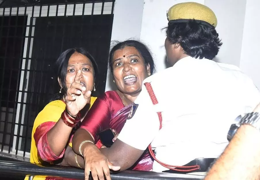 ದೇವೇಗೌಡರ ಸಮ್ಮುಖದಲ್ಲೇ ಕುಮಾರಸ್ವಾಮಿಗೆ ಧಿಕ್ಕಾರ ಕೂಗಿದ ಕಾಂಗ್ರೆಸ್ ಕಾರ್ಯಕರ್ತೆಯರು ದೇವೇಗೌಡರ ಸಮ್ಮುಖದಲ್ಲೇ ಕುಮಾರಸ್ವಾಮಿಗೆ ಧಿಕ್ಕಾರ ಕೂಗಿದ ಕಾಂಗ್ರೆಸ್ ಕಾರ್ಯಕರ್ತೆಯರು