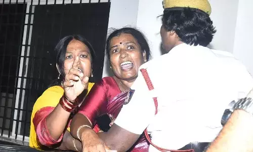 ದೇವೇಗೌಡರ ಸಮ್ಮುಖದಲ್ಲೇ ಕುಮಾರಸ್ವಾಮಿಗೆ ಧಿಕ್ಕಾರ ಕೂಗಿದ ಕಾಂಗ್ರೆಸ್ ಕಾರ್ಯಕರ್ತೆಯರು