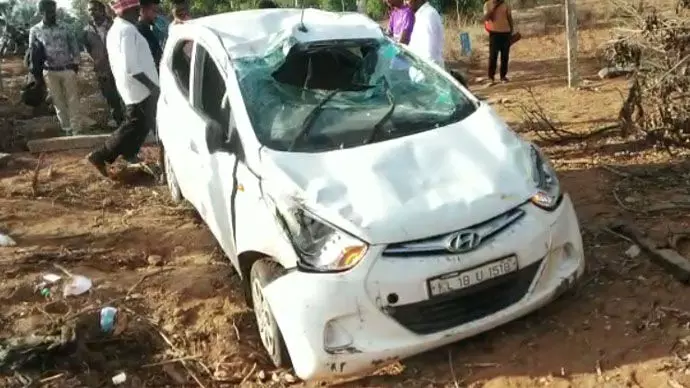 ಚಾಮರಾಜನಗರ: ಕಾರು ಪಲ್ಟಿ; ಅಪಾಯದಿಂದ ಪಾರಾದ ಪ್ರಯಾಣಿಕರು ಚಾಮರಾಜನಗರ: ಕಾರು ಪಲ್ಟಿ; ಅಪಾಯದಿಂದ ಪಾರಾದ ಪ್ರಯಾಣಿಕರು