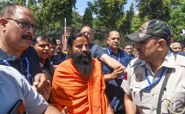 ನ್ಯಾಯಾಲಯದಲ್ಲಿ ನಡೆಯುತ್ತಿರುವುದರ ಬಗ್ಗೆ ಅರಿವಿಲ್ಲದಷ್ಟು ಅಮಾಯಕರು ನೀವಲ್ಲ: ರಾಮದೇವ್‌ಗೆ ಸುಪ್ರೀಂ ತರಾಟೆ