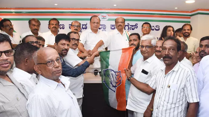 ಮಂಗಳೂರು: ಜೆಡಿಎಸ್ ನ ವಿವಿಧ ಘಟಕಗಳ 42 ಪದಾಧಿಕಾರಿಗಳು ಕಾಂಗ್ರೆಸ್ ಸೇರ್ಪಡೆ ಮಂಗಳೂರು: ಜೆಡಿಎಸ್ ನ ವಿವಿಧ ಘಟಕಗಳ 42 ಪದಾಧಿಕಾರಿಗಳು ಕಾಂಗ್ರೆಸ್ ಸೇರ್ಪಡೆ