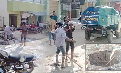 ಹನೂರು ಪಟ್ಟಣ ಪಂಚಾಯತ್‌ನಲ್ಲಿ ಅಮಾನವೀಯ ಘಟನೆ; ಪೌರಕಾರ್ಮಿಕರಿಂದಲೇ ಮಲ ಹೊರಿಸಿದ‌ ಅಧಿಕಾರಿಗಳು