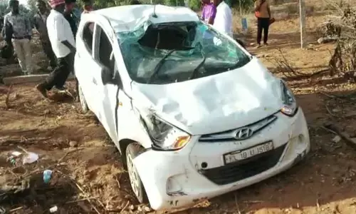 ಚಾಮರಾಜನಗರ: ಕಾರು ಪಲ್ಟಿ; ಅಪಾಯದಿಂದ ಪಾರಾದ ಪ್ರಯಾಣಿಕರು