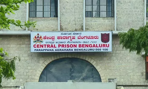 ಕೇಂದ್ರ ಕಾರಾಗೃಹದ ಮೇಲೆ ಪೊಲೀಸ್ ಅಧಿಕಾರಿಗಳ ದಾಳಿ : 40 ಸಾವಿರ ರೂ. ನಗದು, 3 ಚಾಕು ವಶ