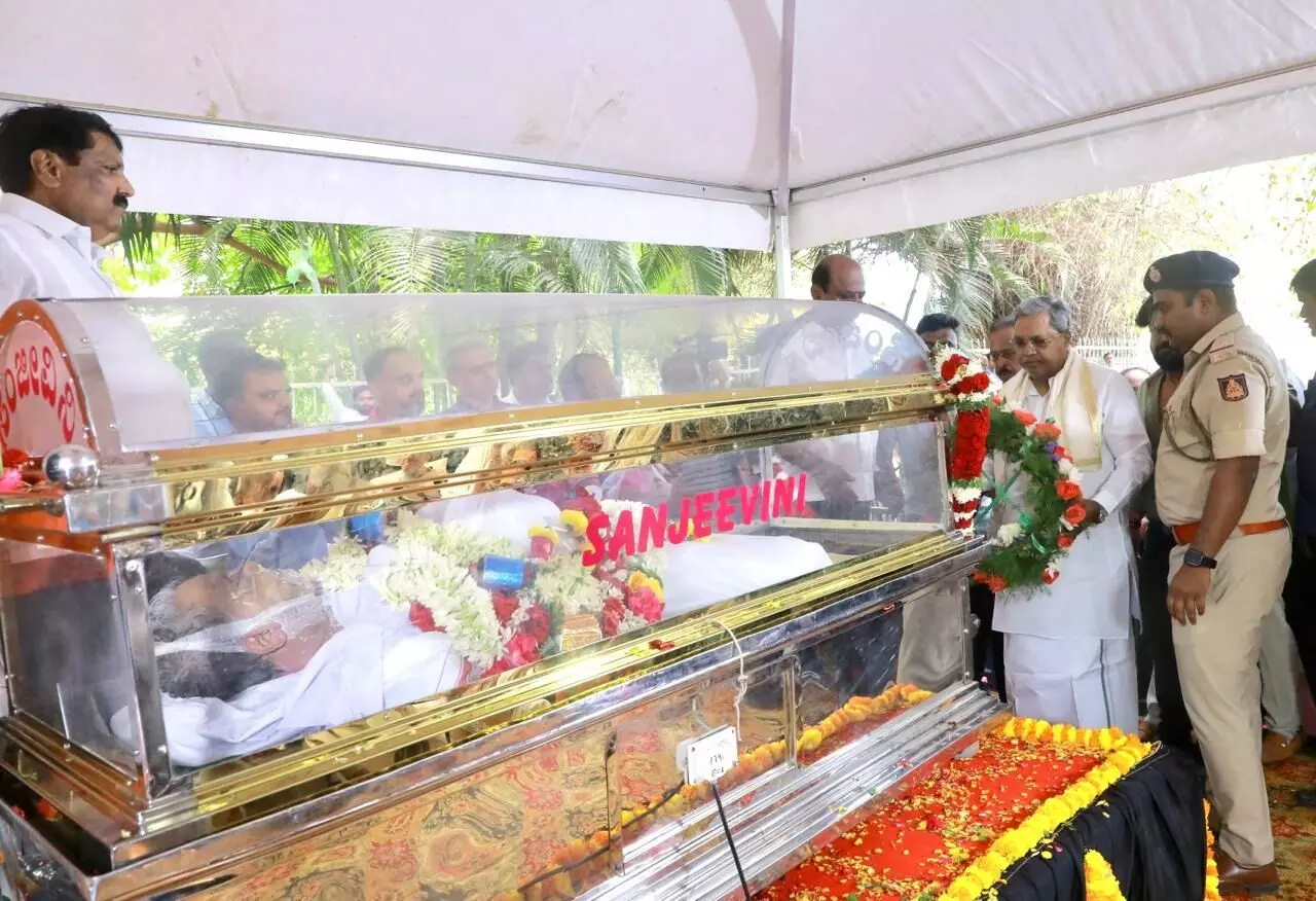 ಪೊಲೀಸ್‌ ಗೌರವದೊಂದಿಗೆ ಹಿರಿಯ ನಟ ದ್ವಾರಕೀಶ್ ಅಂತ್ಯಸಂಸ್ಕಾರ