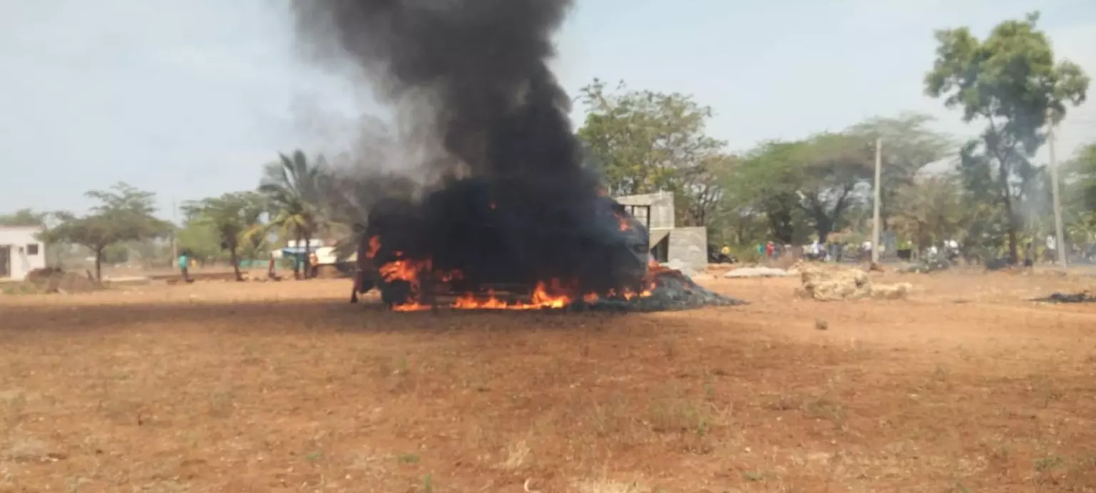 ಚಾಮರಾಜನಗರ | ವಿದ್ಯುತ್ ತಂತಿ ತಗಲಿ ಮೇವು ತುಂಬಿದ್ದ ಲಾರಿ ಬೆಂಕಿಗಾಹುತಿ