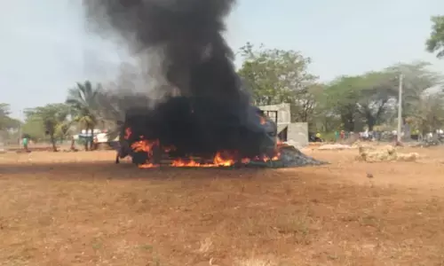 ಚಾಮರಾಜನಗರ | ವಿದ್ಯುತ್ ತಂತಿ ತಗಲಿ ಮೇವು ತುಂಬಿದ್ದ ಲಾರಿ ಬೆಂಕಿಗಾಹುತಿ