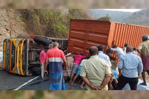 ಚಾಮರಾಜನಗರ: ಕಂಟೈನರ್ ಢಿಕ್ಕಿಯಾಗಿ ರಸ್ತೆ ಮಧ್ಯೆ ಮಗುಚಿದ ಲಾರಿ ಚಾಮರಾಜನಗರ: ಕಂಟೈನರ್ ಢಿಕ್ಕಿಯಾಗಿ ರಸ್ತೆ ಮಧ್ಯೆ ಮಗುಚಿದ ಲಾರಿ