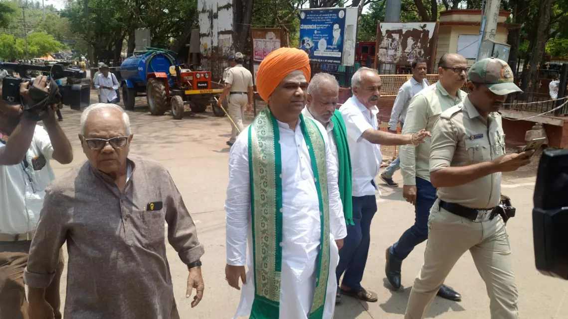 ಲೋಕಸಭಾ ಚುನಾವಣೆ | ಪಕ್ಷೇತರ ಅಭ್ಯರ್ಥಿಯಾಗಿ ನಾಮಪತ್ರ ಸಲ್ಲಿಸಿದ ದಿಂಗಾಲೇಶ್ವರ ಸ್ವಾಮೀಜಿ