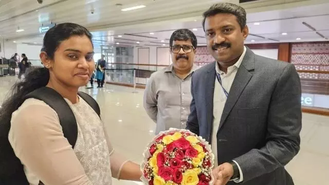 ಇರಾನ್ ವಶಪಡಿಸಿಕೊಂಡ ಹಡಗಿನಲ್ಲಿದ್ದ ಕೇರಳದ ಮಹಿಳೆ ಮನೆಗೆ ವಾಪಸ್ ಇರಾನ್ ವಶಪಡಿಸಿಕೊಂಡ ಹಡಗಿನಲ್ಲಿದ್ದ ಕೇರಳದ ಮಹಿಳೆ ಮನೆಗೆ ವಾಪಸ್