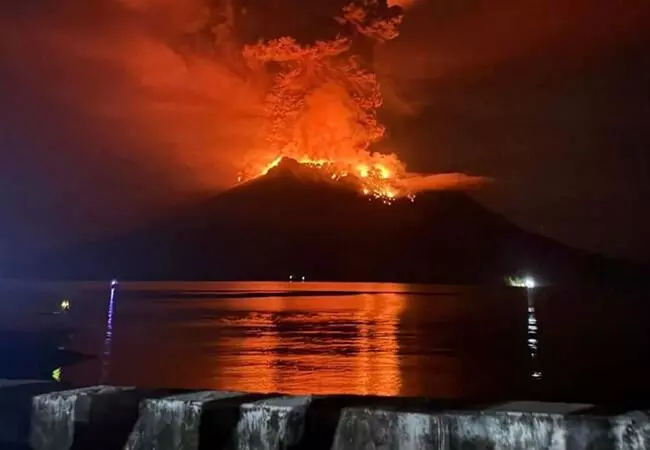 ಇಂಡೋನೇಶ್ಯಾದಲ್ಲಿ ಮತ್ತೆ ಜ್ವಾಲಾಮುಖಿ ಸ್ಫೋಟ: ಸುನಾಮಿ ಎಚ್ಚರಿಕೆ, ವಿಮಾನ ನಿಲ್ದಾಣ ಬಂದ್
