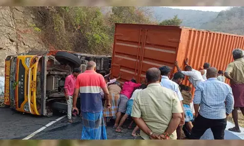 ಚಾಮರಾಜನಗರ:  ಕಂಟೈನರ್ ಢಿಕ್ಕಿಯಾಗಿ ರಸ್ತೆ ಮಧ್ಯೆ ಮಗುಚಿದ ಲಾರಿ