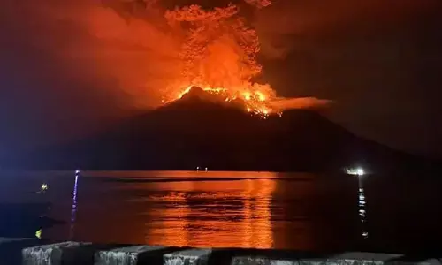 ಇಂಡೋನೇಶ್ಯಾದಲ್ಲಿ ಮತ್ತೆ ಜ್ವಾಲಾಮುಖಿ ಸ್ಫೋಟ: ಸುನಾಮಿ ಎಚ್ಚರಿಕೆ, ವಿಮಾನ ನಿಲ್ದಾಣ ಬಂದ್