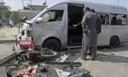 ಕರಾಚಿಯಲ್ಲಿ ಆತ್ಮಹತ್ಯಾ ಬಾಂಬ್ ದಾಳಿ ; ಕನಿಷ್ಠ ಇಬ್ಬರು ಮೃತ್ಯು