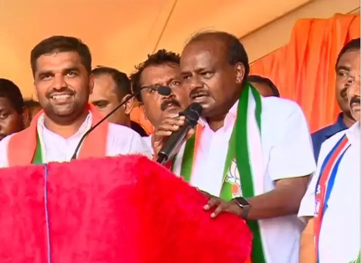 ತಾಯಂದಿರಿಗೆ 2000 ಕೊಡ್ತಿದ್ದಾರೆ... ಯಜಮಾನ್ರು ದುಡಿಮೆಯ 90 ಭಾಗ ಕುಡಿಯುತ್ತಿದ್ದಾರೆ: ಕುಮಾರಸ್ವಾಮಿ ತಾಯಂದಿರಿಗೆ 2000 ಕೊಡ್ತಿದ್ದಾರೆ... ಯಜಮಾನ್ರು ದುಡಿಮೆಯ 90 ಭಾಗ ಕುಡಿಯುತ್ತಿದ್ದಾರೆ: ಕುಮಾರಸ್ವಾಮಿ