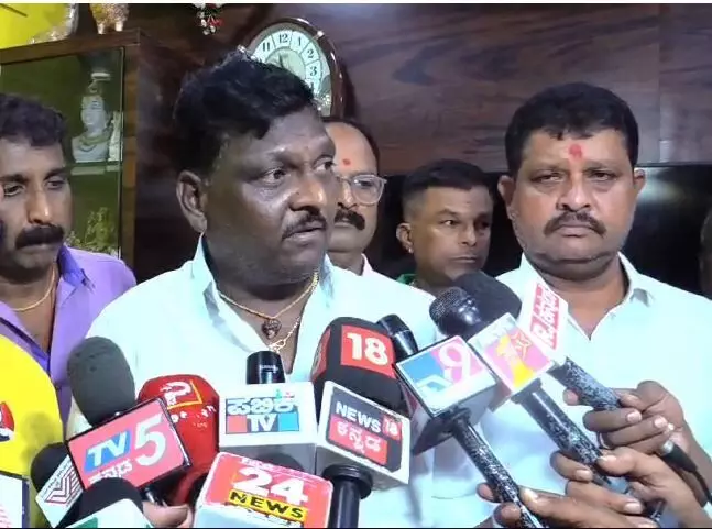 ನನ್ನ ಮಗಳ ಹತ್ಯೆ ಪ್ರಕರಣದ ತನಿಖೆ ದಾರಿ ತಪ್ಪಿಸುವ ಕೆಲಸ ಆಡಳಿತ ಪಕ್ಷದವರಿಂದಲೇ ನಡೆಯುತ್ತಿದೆ: ನೇಹಾಳ ತಂದೆ ಆರೋಪ